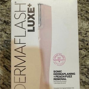 DERMAFLASH Luxe+ Advanced Sonic Dermaplaning + Peach Fuzz Removal